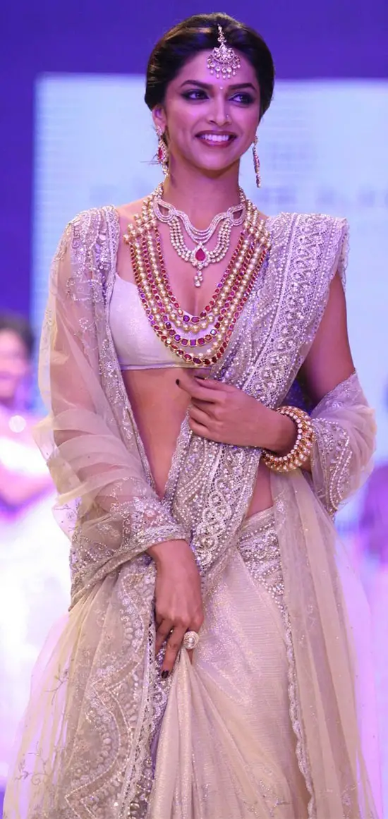 deepika padukone on saree 20 crazy pics of deepika padukone in saree deepika padukone on saree 20 crazy pics of deepika padukone in saree