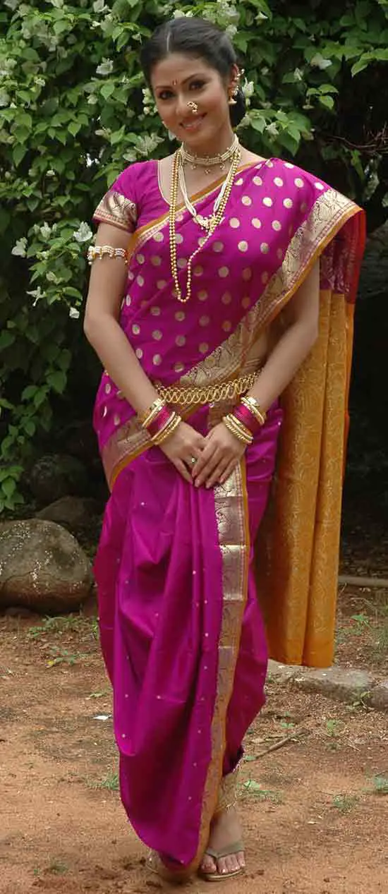 traditional look in nauvari saree