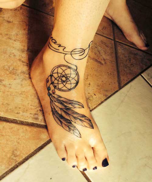 Dream catcher with quatoes on leg