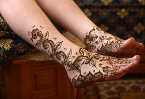 eye catching leg mehndi designs