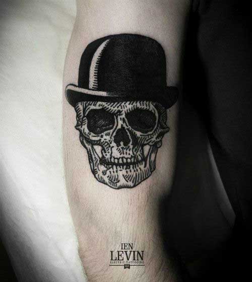Skull of a man with hat and name