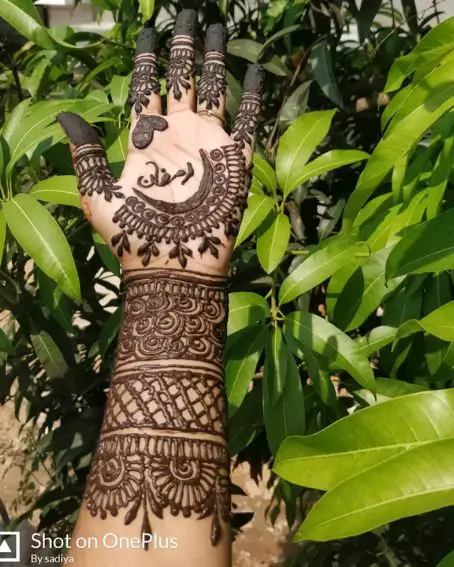 Floral With Urdu Letter In Eid Mehndi Design