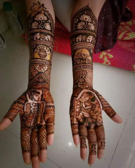 Classic Dulha Dulhan mehndi design looks exceptional on both the bride and groom’s hands. It has a combination of floral, elephant designs, and crossed lines making it an achievable pattern for everyone.