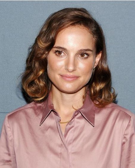 Natalie Portman In Curly Bob Hair Style