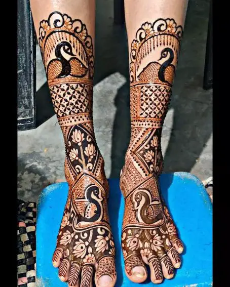 Swan And Flower Designs In The Leg For The Eid Festival
