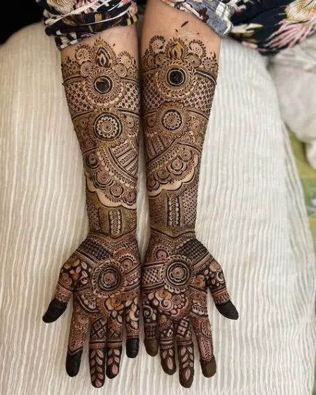 Intricate Dulhan Mehndi