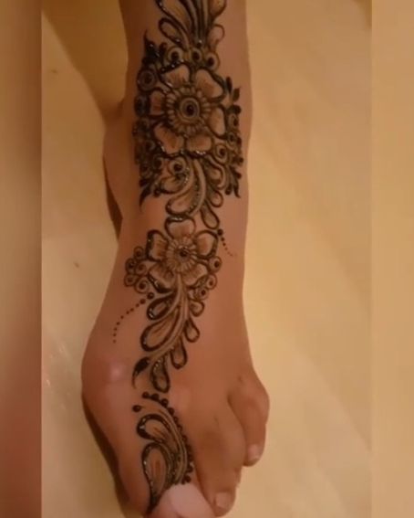 Straight Flower Mehndi Design For Leg