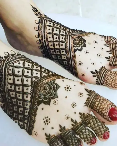 Checked Feet Design For Mehndi On Eid