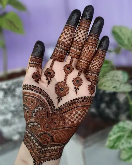 Stylish Arabic Mehndi