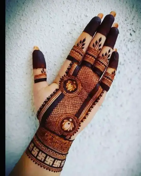 Trendy Mesh Mehndi Design