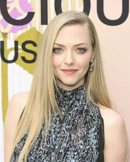 Amanda Seyfried's Long Side Parting Ribbon Curls Hairstyle