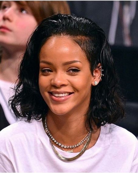 Rihanna’s Beautiful Short Wavy Bob Hairstyle