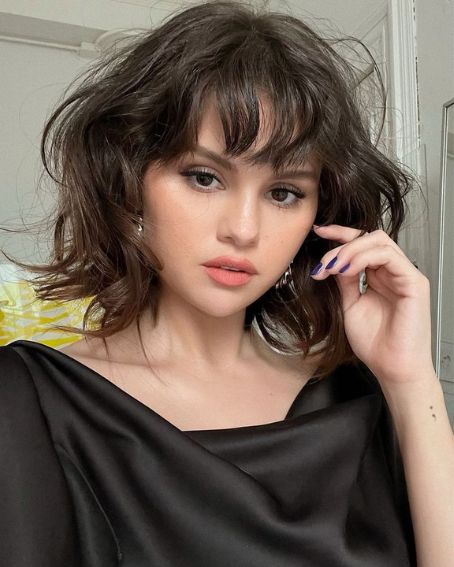 Selena Gomez Wavy Bob Hairstyle