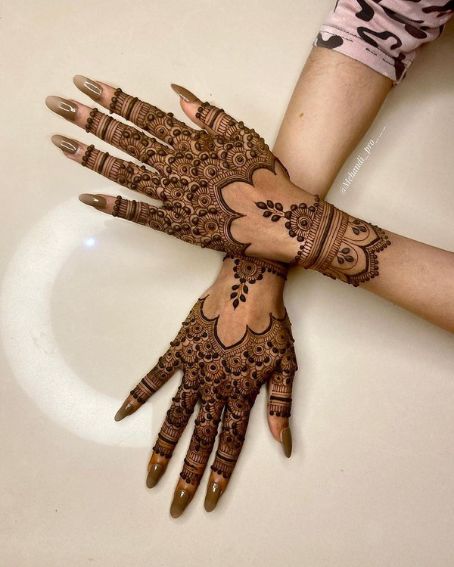 Modern Backhand Henna Design