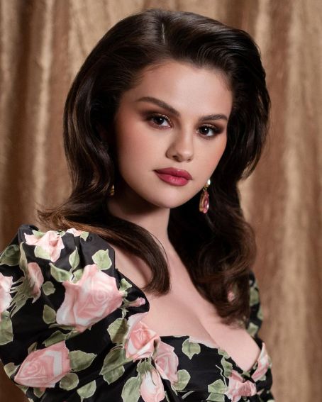 Selena Gomez deep side parted Hairstyle