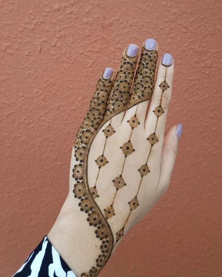 A Curved Line Mehndi Design