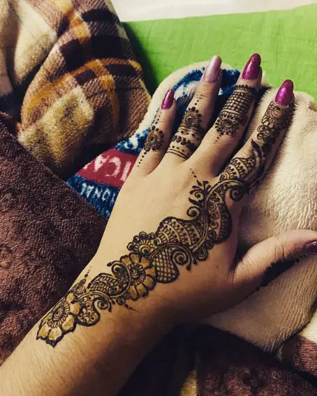 Floral One-line Mehndi Design