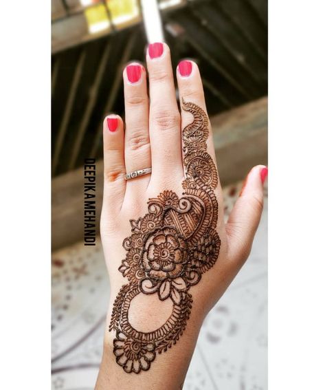 Floral One-line Mehndi Design