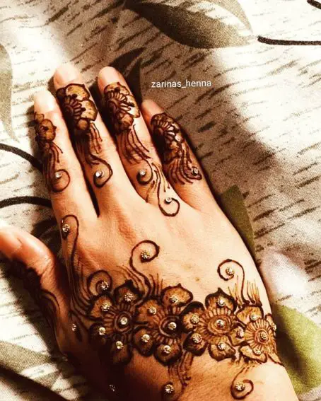 Gleaming Mehndi With Stone