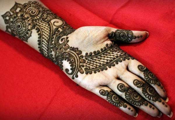 Glimpse on other stylish mehndi designs include 9