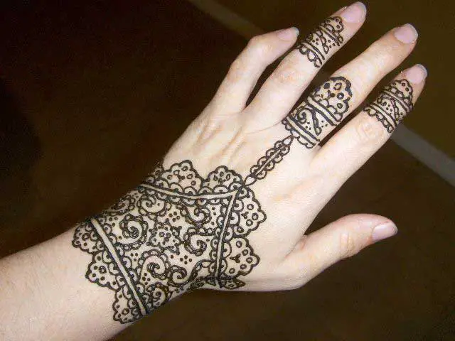 the-tie-glove-mehndi-design