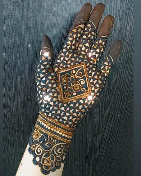 Unique Cone-shaped Mehndi Design