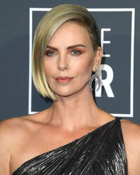 Charlize theron Medium Hairstyles for Round Faces