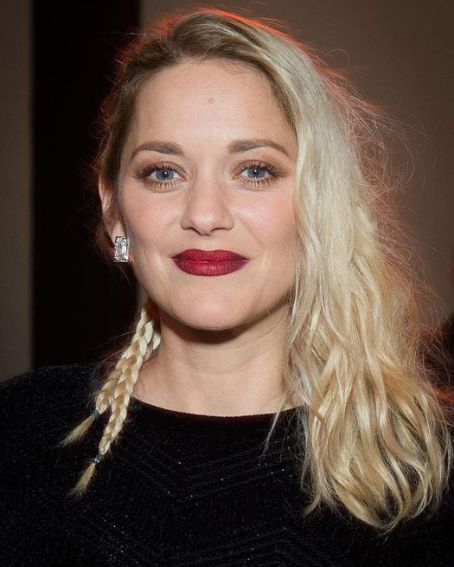 Marion Cotillard Medium Blonde Hairstyles