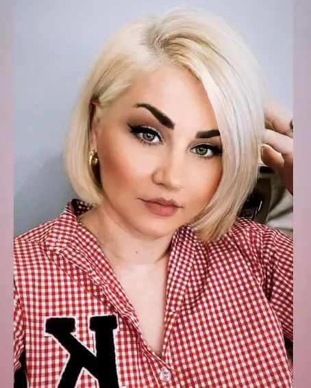 Side Parted Blonde Bob With Blunt