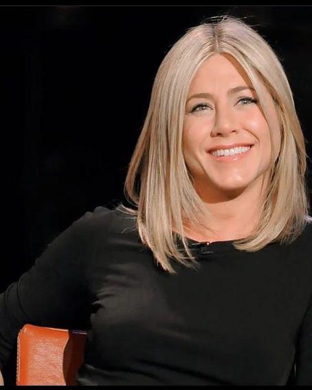 Jennifer Aniston Medium Hairstyles for Round Faces