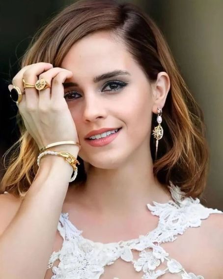 Emma Watson Medium Length Hairstyles for Thin Hair