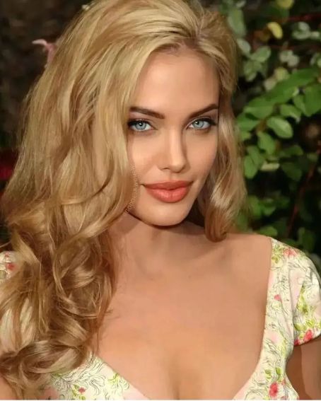 Angelina Jolie Medium Blonde Hairstyles