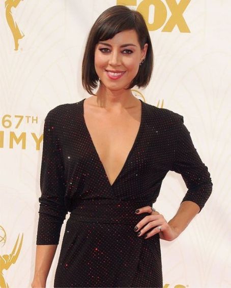 Aubrey Plaza Side Swept Wavy Black Hairstyle With Bangs