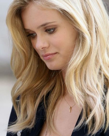 Sara Paxton Long Wavy Shag Hairstyle