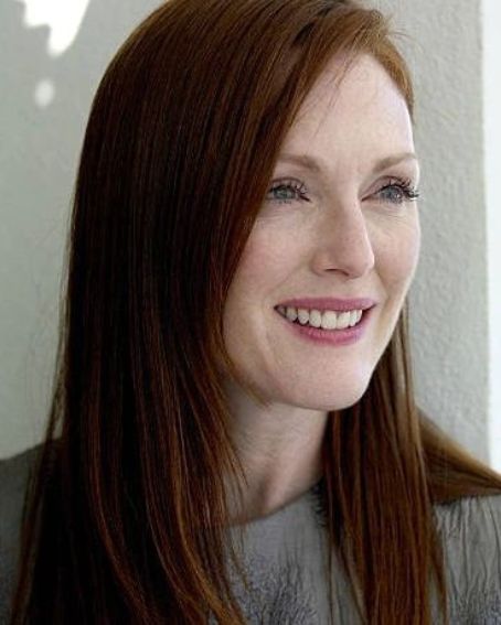 Julianne Moore Medium Straight Hairstyles