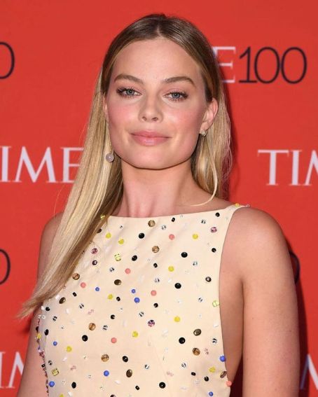 Margot Robbie Medium Straight Hairstyles