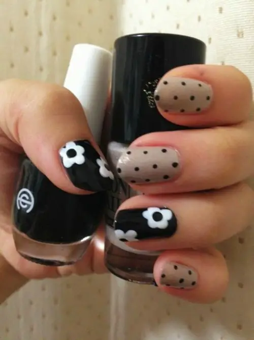 Daisy Polka Dot Nail Art