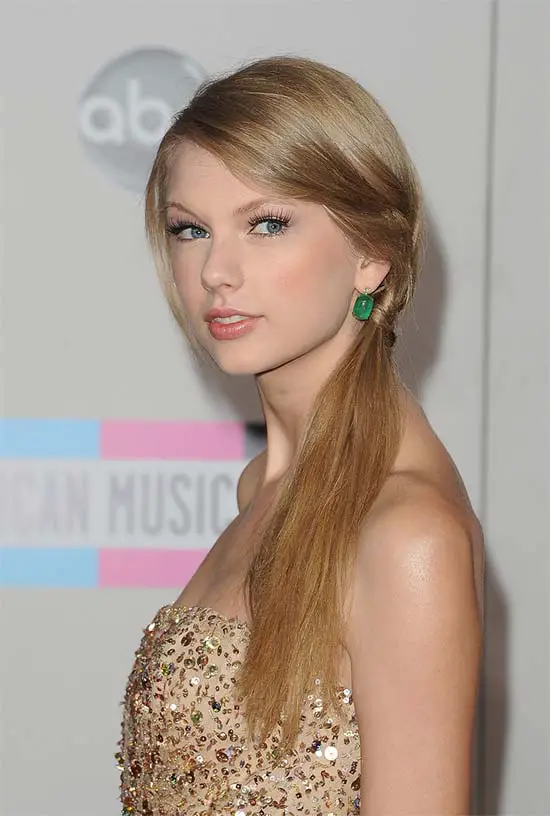 Taylor Swift long thin hair style