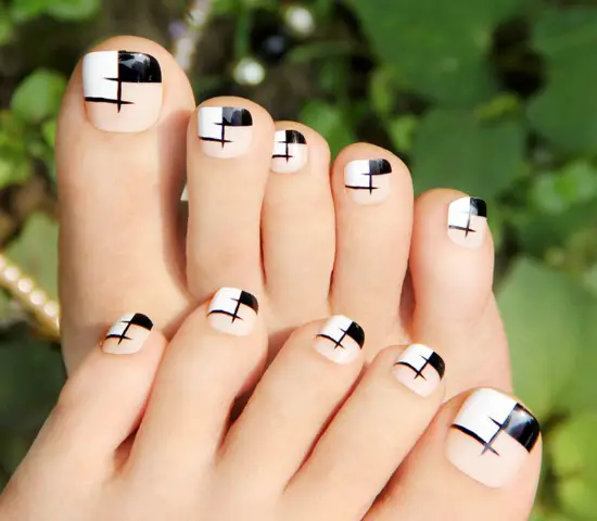 black and white toe nail art