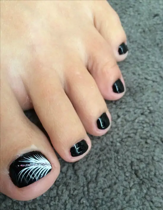 feather toe nail design