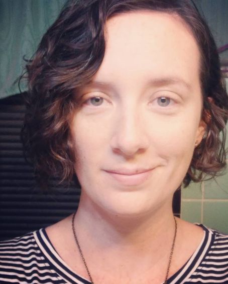 Chin-length Curly Hairstyle