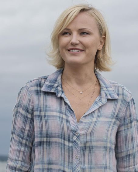 Malin Akerman in Layered Short Bob Haircut