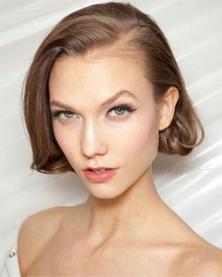 Karlie-kloss In Short Brown Hair Style