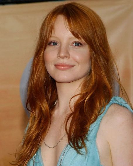 Lauren Ambrose In Blunt Bangs Wavy Hair Style