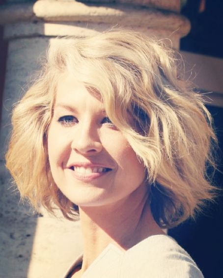 Jenna-Elfman-Wavy Bob Hairstyle