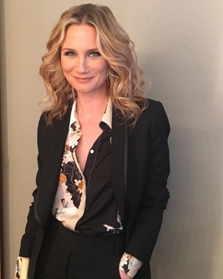 Jennifer Nettles Wavy Bob Hairstyle