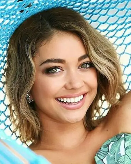 Sarah Hyland Medium Wavy Hairstyle