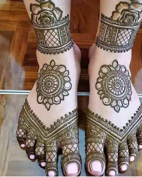 Arabic Circle Mehndi Design On Foot