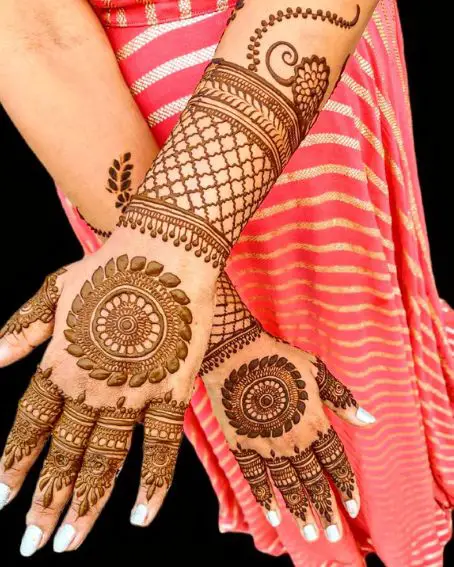 Back hand Circle Mehndi Design