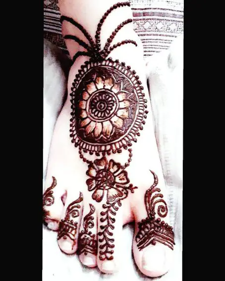 Circle Foot Mehndi Design